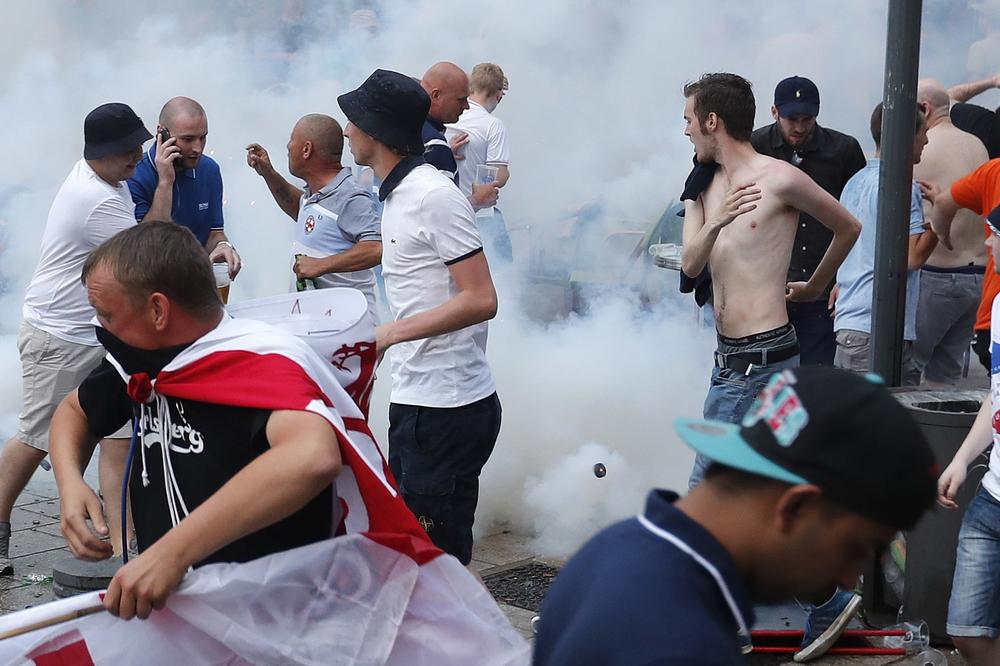 ENGLEZI NAPRAVILI HAOS U PRAGU: Huligani napali češku policiju, a onda je usledio žestok sukob u centru grada (VIDEO)