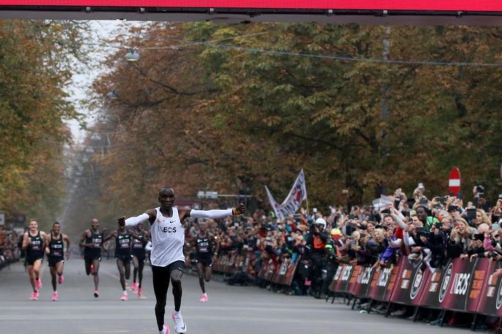 UŠAO U ANALE: Kenijac prvi u istoriji istrčao maraton za manje od dva sata i oborio sopstveni svetski rekord! VIDEO