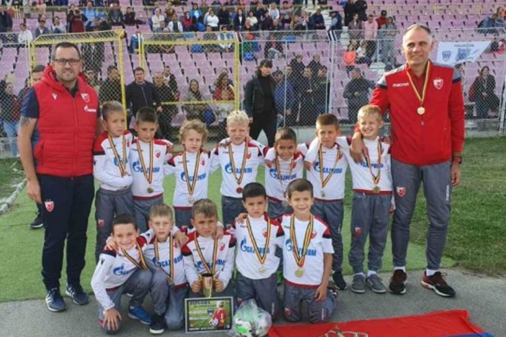 CRVENO-BELI IMAJU SVETLU BUDUĆNOST: Zvezdini najmlađi fudbaleri osvojili turnir u Rumuniji!