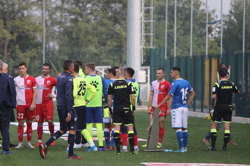 SKANDAL U ITALIJI, NA MEČU U ZNAK PODRŠKE SINIŠI MIHAJLOVIĆU: Albanci provocirali, Srbi uleteli na teren i prekinuli duel Vojvodine i Breše! Baloteli odlučio da se utakmica ne nastavi (VIDEO)