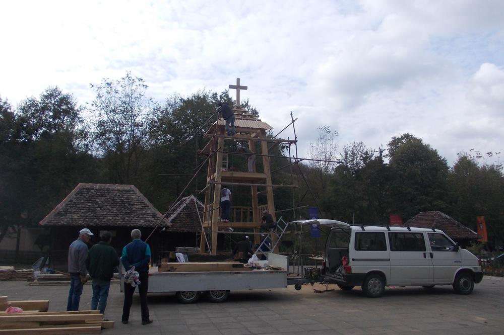NOVI ZVONIK NA SABORIŠTU: Završena obnova objekta pored crkve brvnare na saborištu