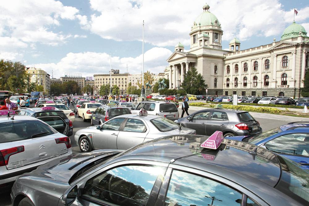 PROTEST TAKSISTA PRAVI PROBLEME I TO NAJUGROŽENIJIMA: Hitna pomoć ne može da dođe do pacijenata, najavljena i blokada Slavije, a tu se nalazi veliki broj bolnica