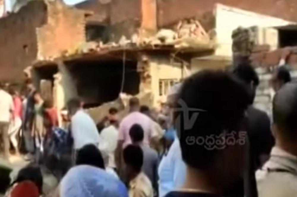 SRUŠILA SE DVOSPRATNICA U INDIJI: Izginula porodica, najmanje 10 mrtvih (VIDEO)