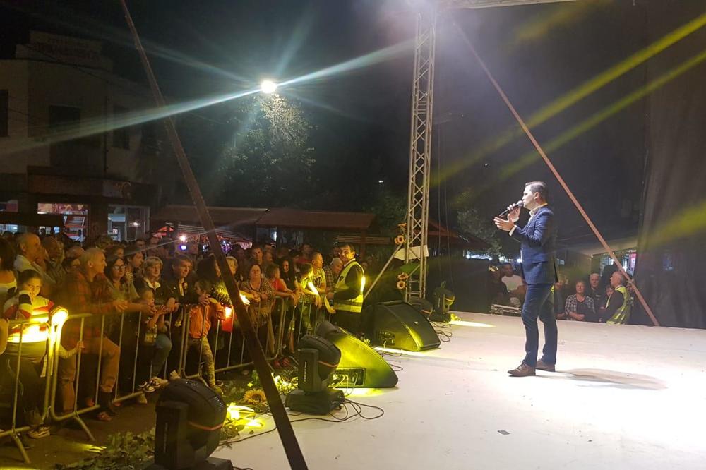 JOŠ TE NEŠTO ČINI IZUZETNOM: Pevač Nemanja Kujundžić oduševio publiku u Topoli