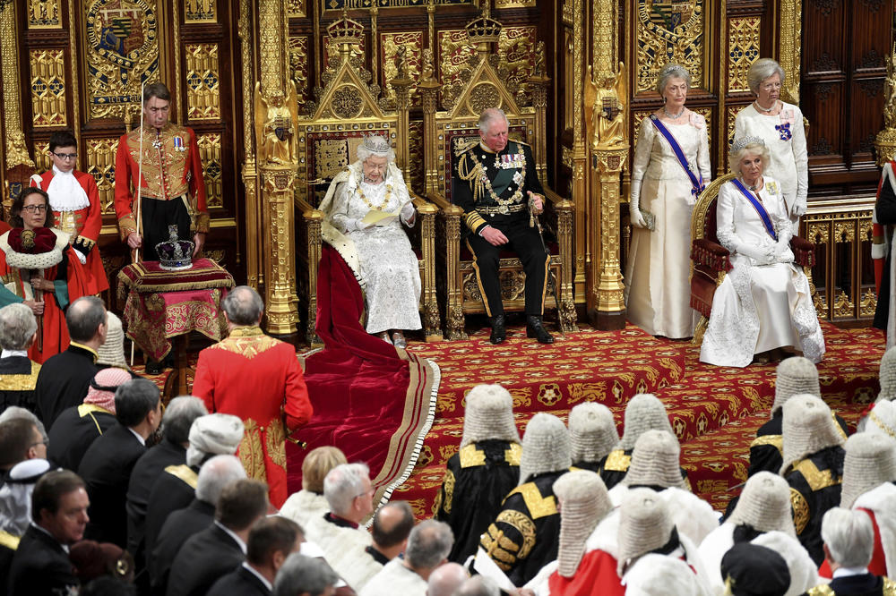 OVAJ GOVOR SU SVI BRITANCI IŠČEKIVALI: Kraljica se obratila parlamentu i podržala Džonsona, Bregzit do 31. oktobra prioritet! (FOTO, VIDEO)