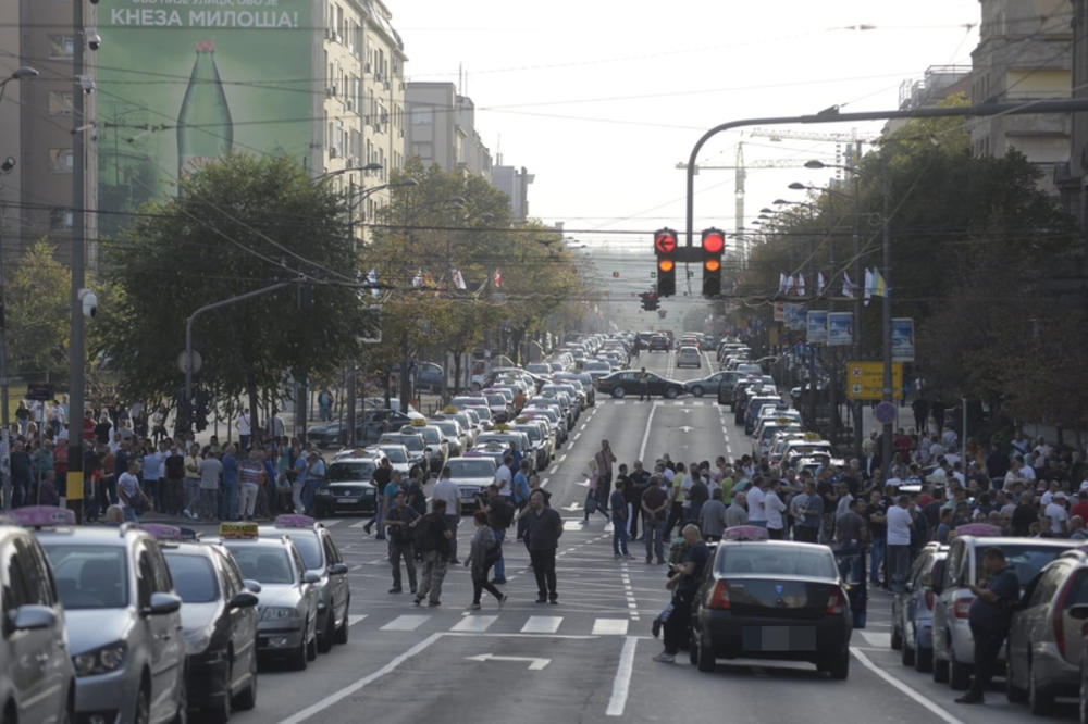 NOVA TAČKA KLJUČANJA, BEOGRAĐANE I DANAS ČEKA PAKAO: Protest taksista ponovo od 14 do 17 časova