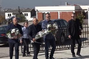 DEJO, MAJSTORE, PA TI SI BOG: Crno-beli veličaju Zvezdinu legendu zbog posete grobu Fadilja Vokrija (VIDEO)