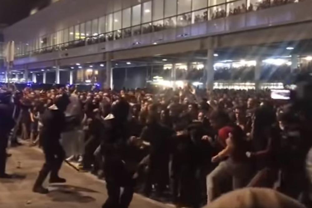 DRAMATIČNI PRIZORI U BARSELONI: Demonstranti pokušali da probiju policijski kordon ispred aerodroma! Letelo kamenje i kante za smeće! 37 POVREĐENIH (VIDEO)