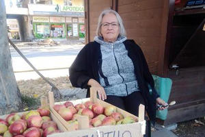 ODUŠEVILA CELU SRBIJU! O OVOJ ŽENI DANAS SVI PRIČAJU: Došla je u Ćupriju da prodaje jabuke, a svima je zapalo za oko ono što je okačila na gajbu (FOTO)