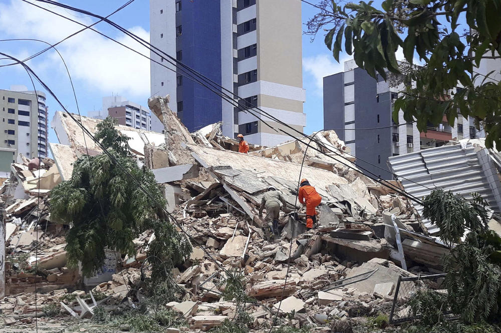 SRUŠILA SE ZGRADA OD 7 SPRATOVA U BRAZILU: Jedan stanar poginuo, spasioci pretražuju ruševine (VIDEO)