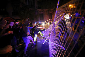 HAOS U BARSELONI, OTKAZANO 45 LETOVA: Povređeno 170 u sukobima policije i demonstranata besnih zbog kazni separatistima! (FOTO)
