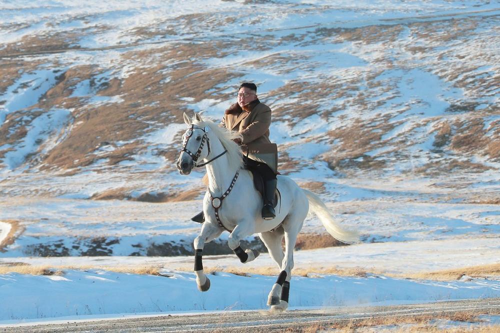 DRUG KIM JAŠE KO NEKAD MARŠALI: Obećao da će se boriti protiv sankcija, pa na belom konju odjezdio na svetu planinu!