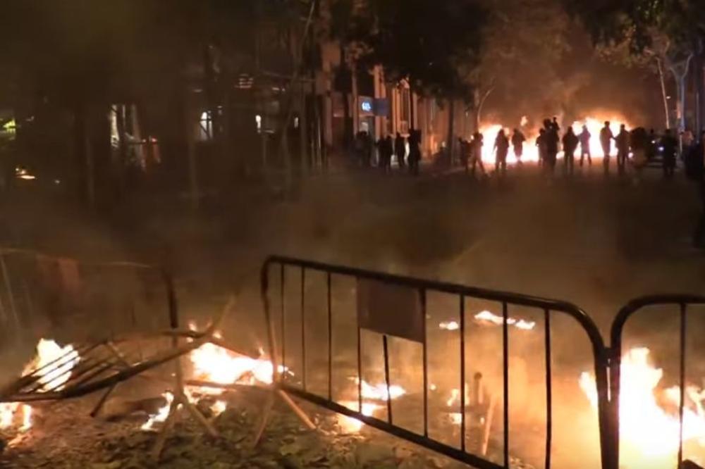 BARSELONA GORI VEĆ 2 DANA: Nasilne demonstracije urnisale biser Španije! Demonstranti prevrtali i palili kontejnere, sukobili se sa policijom! Vlada u Madridu oštro osudila nasilje! (VIDEO)