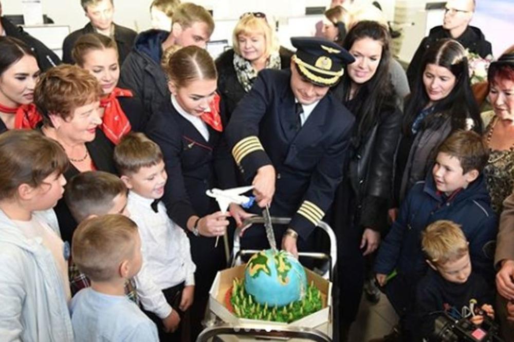 DIRLJIV SUSRET 2 MESECA POSLE DRAMATIČNOG SPASAVANJA: Putnici ruskog aviona doneli tortu posadi koja im je spasila živote! Nisu skidali osmehe sa lica, a onda je PILOT HEROJ uzeo nož u ruke! (FOTO, VIDEO)