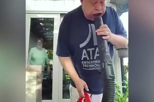 DEFORMISAO SOPSTVENO LICE! Čovek umesto da usisava kuću, uključio usisivač i uperio cev sebi u usta, a žena ga iza leđa sve posmatrala (VIDEO)