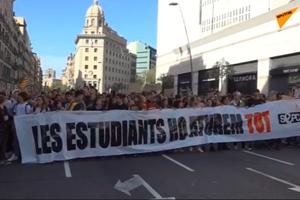 STUDENTI SE PRIDRUŽILI PROTESTIMA: Hiljade Katalonaca izašle na ulice Barselone! (VIDEO)