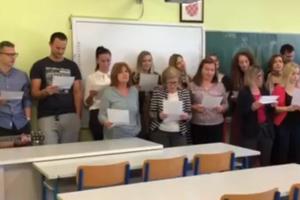 HRVATSKI PROFESORI PESMOM PORUČILI PREMIJERU: Zajedno sa učenicima otpevali šta očekuju od vlasti! (VIDEO)