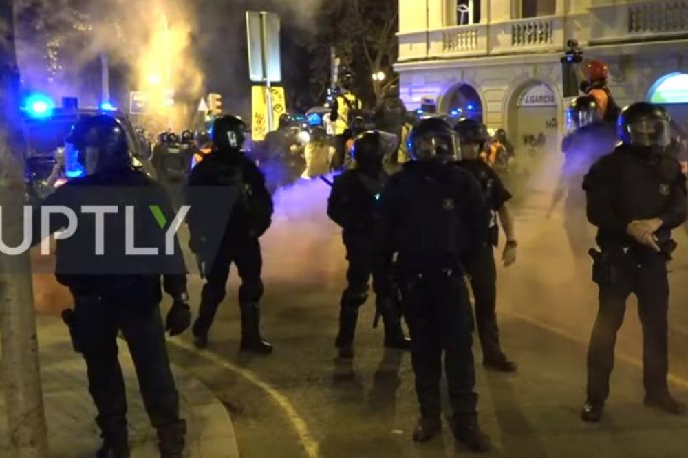 BARSELONA U PLAMENU VEĆ 4. DAN: Demonstranti divljali na ulicama, zapalili barikade i stolice iz kafića! Policija morala da interveniše, IZBILI SUKOBI! (VIDEO)