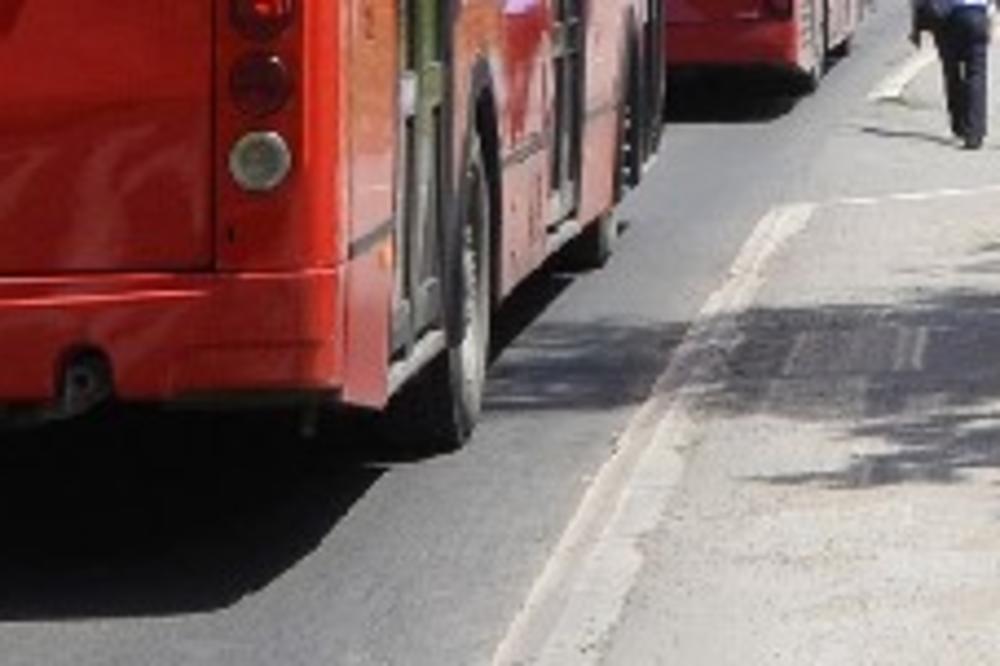 NOĆNI KARAMBOL NA KANAREVOM: Autobus broj 42 naslagao na gomilu troja kola parkirana u Pere Velimirovića