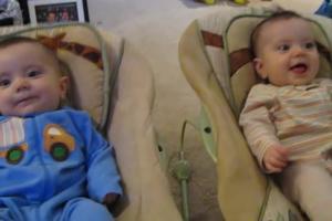 POGODILA IH PESMA! Pogledajte koja pesma male blizance dira pravo u srce i dovodi do suza! (VIDEO)