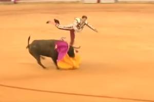 HOROR SCENE IZ KORIDE: Bik proburazio matadora, nesrećni čovek doživeo 3 srčana udara, a povrede su mu stravične (UZNEMIRUJUĆE)