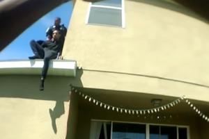 SNIMAK KOJI JE PODELIO AMERIKU: Policajac jurio tinejdžera po krovu, a kolege mu vikale GURNI GA! (VIDEO)