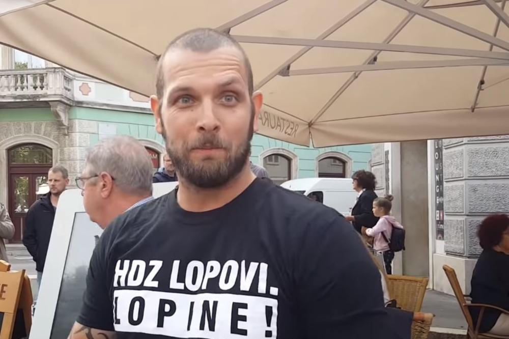 PRIVUKLI VELIKU PAŽNJU U PULI: Policija htela da uhapsi momke koji su nosili majice sa natpisom HDZ LOPOVI, pa brzo odustala (VIDEO)