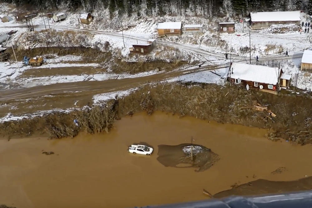RADNICI SELI DA ODMORE, PA NESTALI: Snimci iz vazduha pokazuju razmere katastrofe posle pucanja brane u ruskom rudniku (VIDEO)