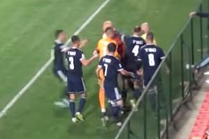 JURIŠ NA SUDIJU U IVANJICI: Pogledajte kako su fudbaleri TSC-a napali pomoćnika posle pobedonosnog gola Javora (VIDEO)
