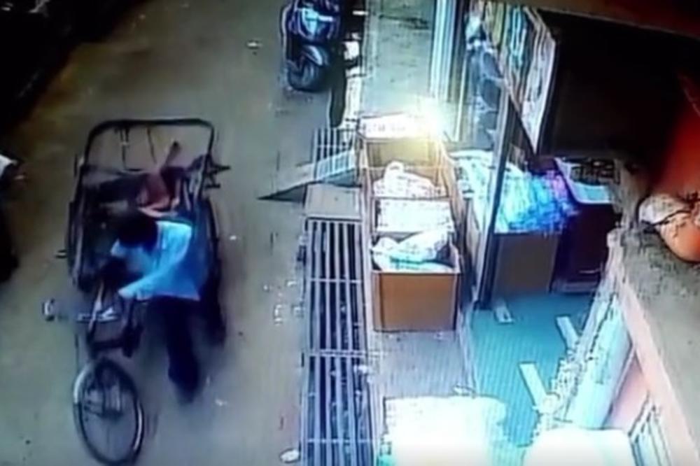 OVAKO NEŠTO NIJE MOGUĆE NI U FILMOVIMA: Dečak pao sa 2. sprata, a baš u tom trenutku je prolazio muškarac sa rikšom! (VIDEO)