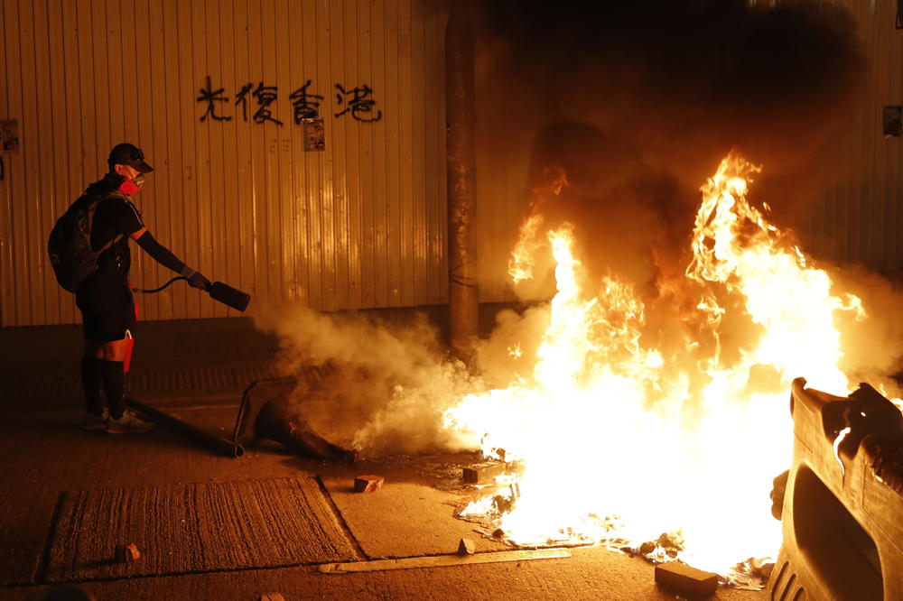 RAT NA ULICAMA HONGKONGA: Demonstranti palili sve pred sobom, policija ih zasula suzavcem (FOTO, VIDEO)