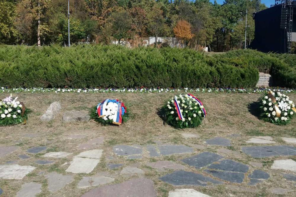 VELIKI ŠKOLSKI ČAS: Položili su se venci na spomenik streljanim đacima i drugim nevinim žrtvama Drugog svestskog rata u Kragujevcu, ali se ZLOČIN NIKADA NEĆE ZABORAVITI