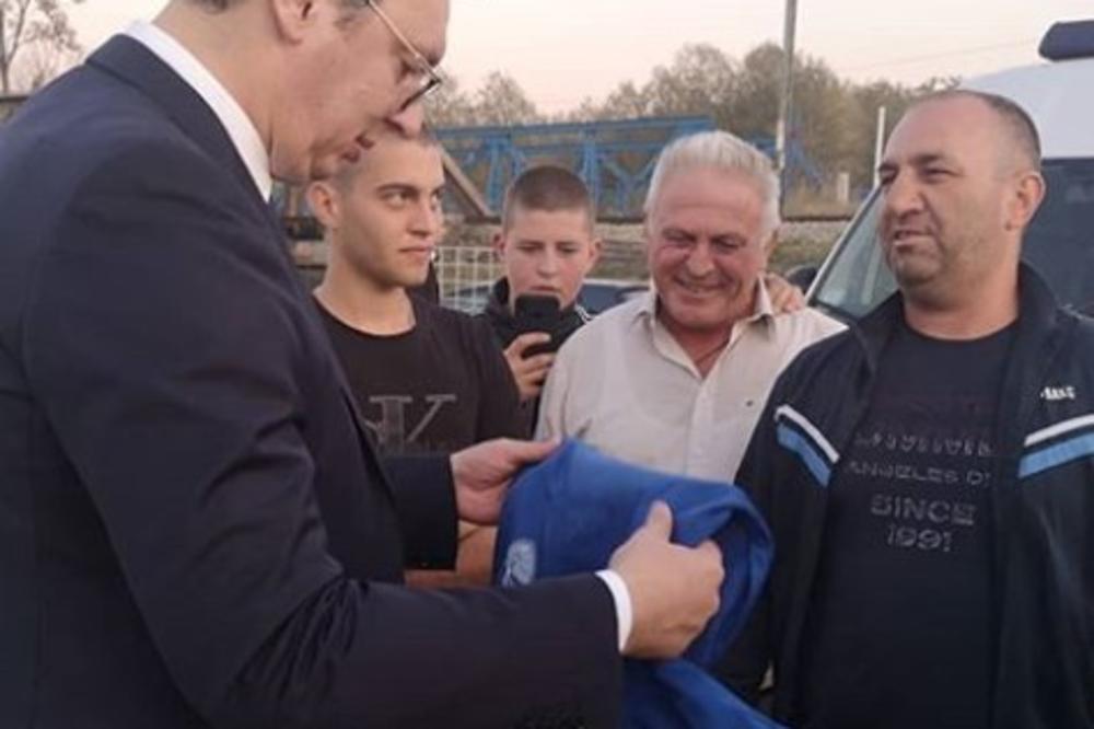 VUČIĆ JE BIO GOST VRANJSKOG KLUBA: Pogledajte kako izgleda dres FK Vranjska Banja koji je dobio na poklon (FOTO)