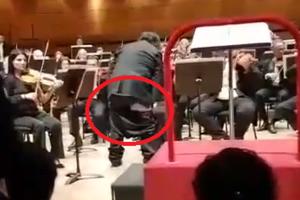 USRED KONCERTA OSTAO JE BEZ PANTALONA: Cela sala je plakala od SMEHA, zbog peha zbunjenog dirigenta (VIDEO)