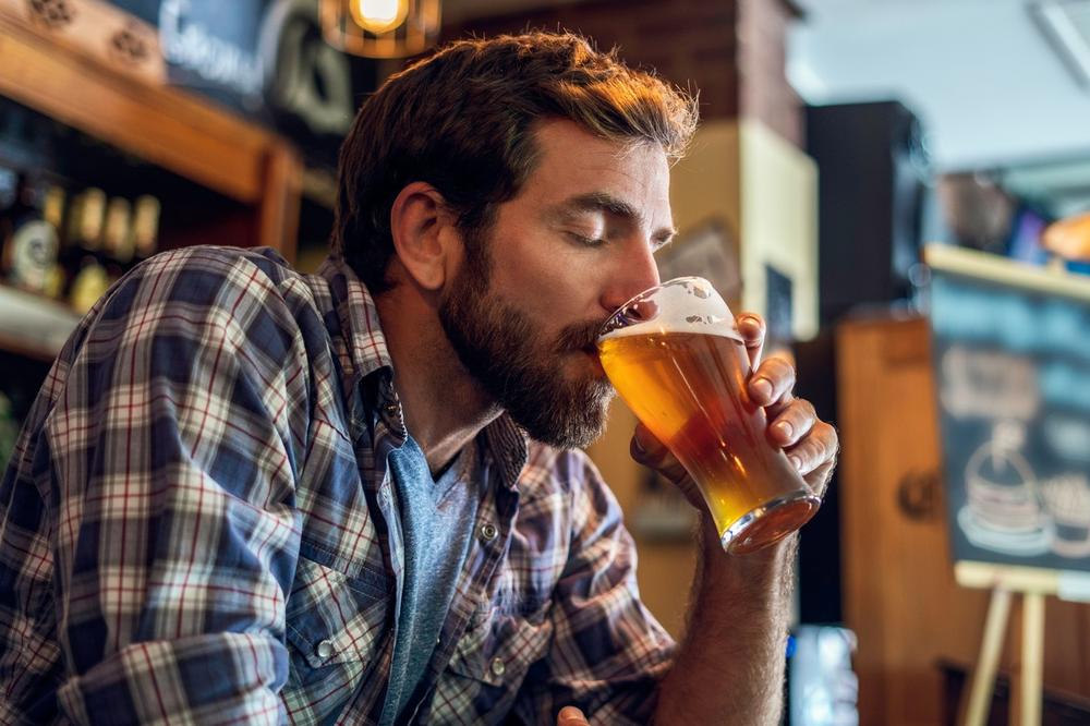 ZA 20 GODINA ALKOHOLIČARSKOG STAŽA POPIO SAM 27.500 FLAŠA PIVA I 2,5 TONE RAKIJE! Voditelj emisije je na to samo jednu reč rekao