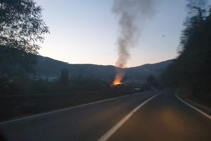 GORI DEPONIJA NA ULAZU U PRIJEPOLJE: Sve ekipe vatrogasaca odjurile na teren, plamen je ogroman, srećom nema vetra (FOTO, VIDEO)