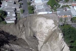 NA KORAK DO SMRTI: U San Salvadoru se iznenada otvorila ogromna rupa, dron snimio katastrofu! (VIDEO)