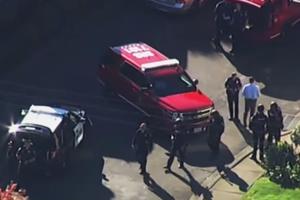PUCNJAVA U BLIZINI SREDNJE ŠKOLE U KALIFORNIJI: Ranjen mladić (17), policija uhapsila napadača! (VIDEO)