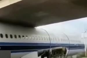 ŠTA RADITI KADA AVION OSTANE ZAGLAVLJEN ISPOD MOSTA: Vozač u Kini ima efikasan odgovor! (VIDEO)