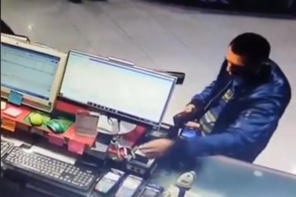 POGLEDAJTE KAKO JOJ JE ISPRED NOSA UKRAO TELEFON: Ovog lopova ni kamere nisu sprečile da krene u pljačku! (VIDEO)