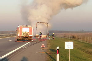 DRAMA KOD BEŠKE: Zapalio se kamion, POGLEDAJTE vatrogasce u akciji! Duž puta razbacan zapaljen papir koji je ispao iz prikolice u plamenu (KURIR TV)