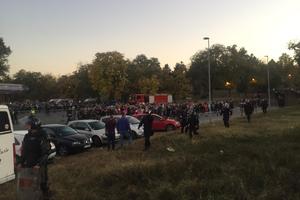 NAJVIJAČI MANČESTER JUNAJTEDA U KORTEU STIGLI U HUMSKU: Policija zaustavila Grobare da bi sproveli Engleze do stadiona (KURIR TV)