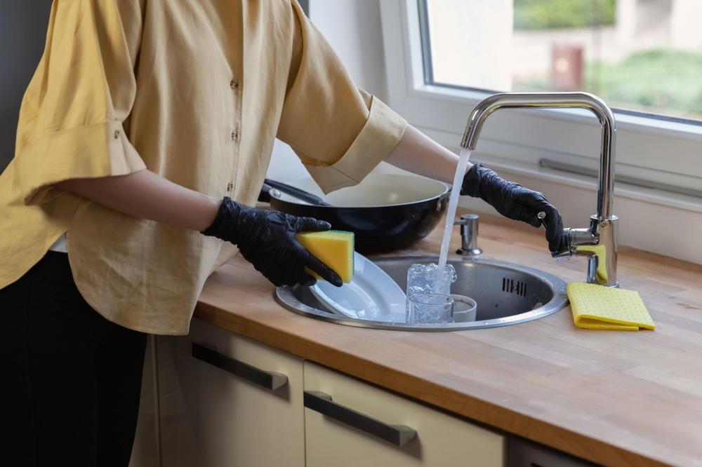 Kako rešiti "prljave" probleme sudopere i wc šolje, a da vam ruke ostanu čiste?