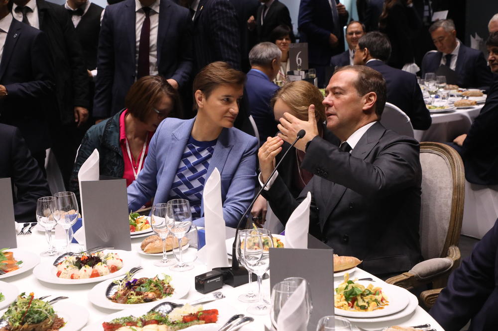 BRNABIĆEVA RUČA SA MEDVEDEVOM: Premijerka Srbije za stolom do ruskog premijera, a evo kakvim ih đakonijama služe (FOTO)