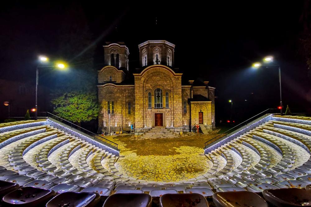 ZAVRŠEN AMFITEATAR U BANJI KOVILJAČI: Sutra svečano otvaranje u porti crkve Svetih Petra i Pavla! (FOTO)