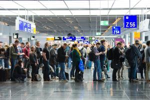 LJUDI SU OČAJNI I BESNI, MNOGI PLAČU: Grupa srpskih turista ZAROBLJENA na aerodromu na Kipru, OVO je razlog