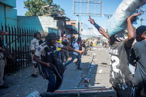 MUŠKARAC LINČOVAN NA KRVAVIM PROTESTIMA NA HAITIJU: Prebili ga i kamenovali nasmrt, pa za zapalili (UZNEMIRUJUĆE)