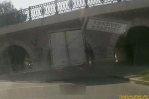 DA SE JA PITAM, JA BIH PROTERAO KROZ TUNEL! Zaleteo se, pa zakucao kamion u zidine! (VIDEO)