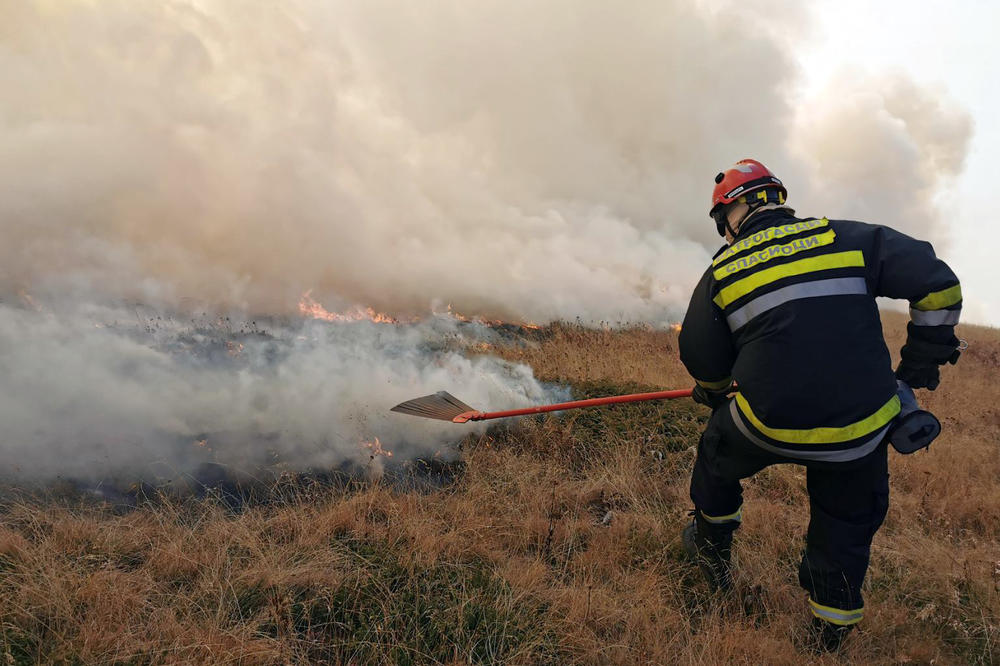 POŽARI BUKTE ŠIROM SRBIJE: Vatru na Staroj planini gasi 200 ljudi, uključena i Žandarmerija! U Pčinjskom okrugu angažovano više od 130 vatrogasaca (FOTO)
