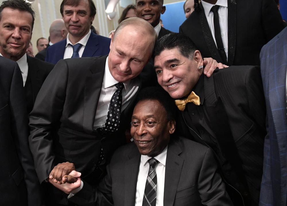 maradona i pele u društvu predsednika rusije vladimira putina na svečanoj cremoniji pred početak mundijala u rusiji 2018. godine